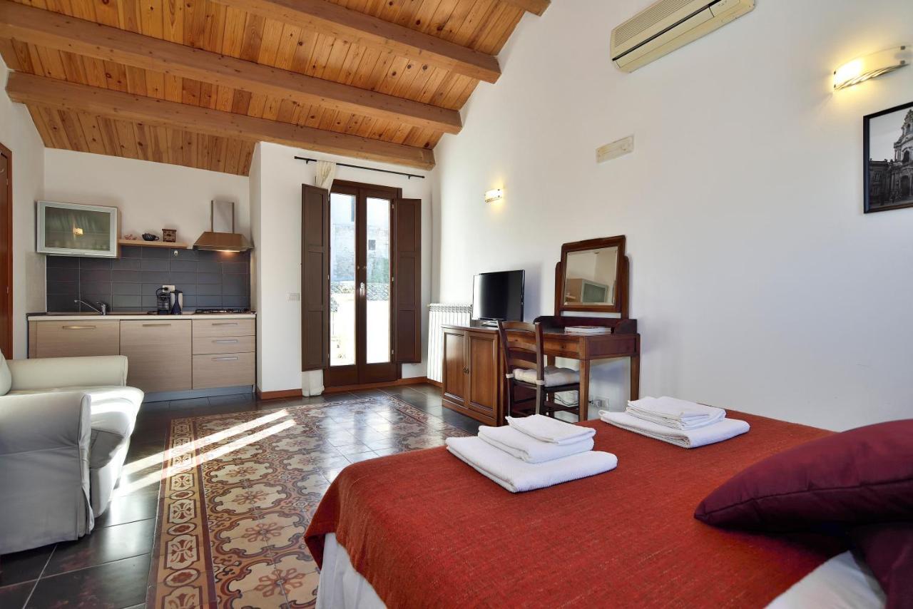 Le Luci Su Ibla - Ospitalita Con Vista Bed & Breakfast Ragusa Exterior photo